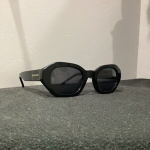 Black Women's Sunglasses - Sleek Oversized Fashion Frame